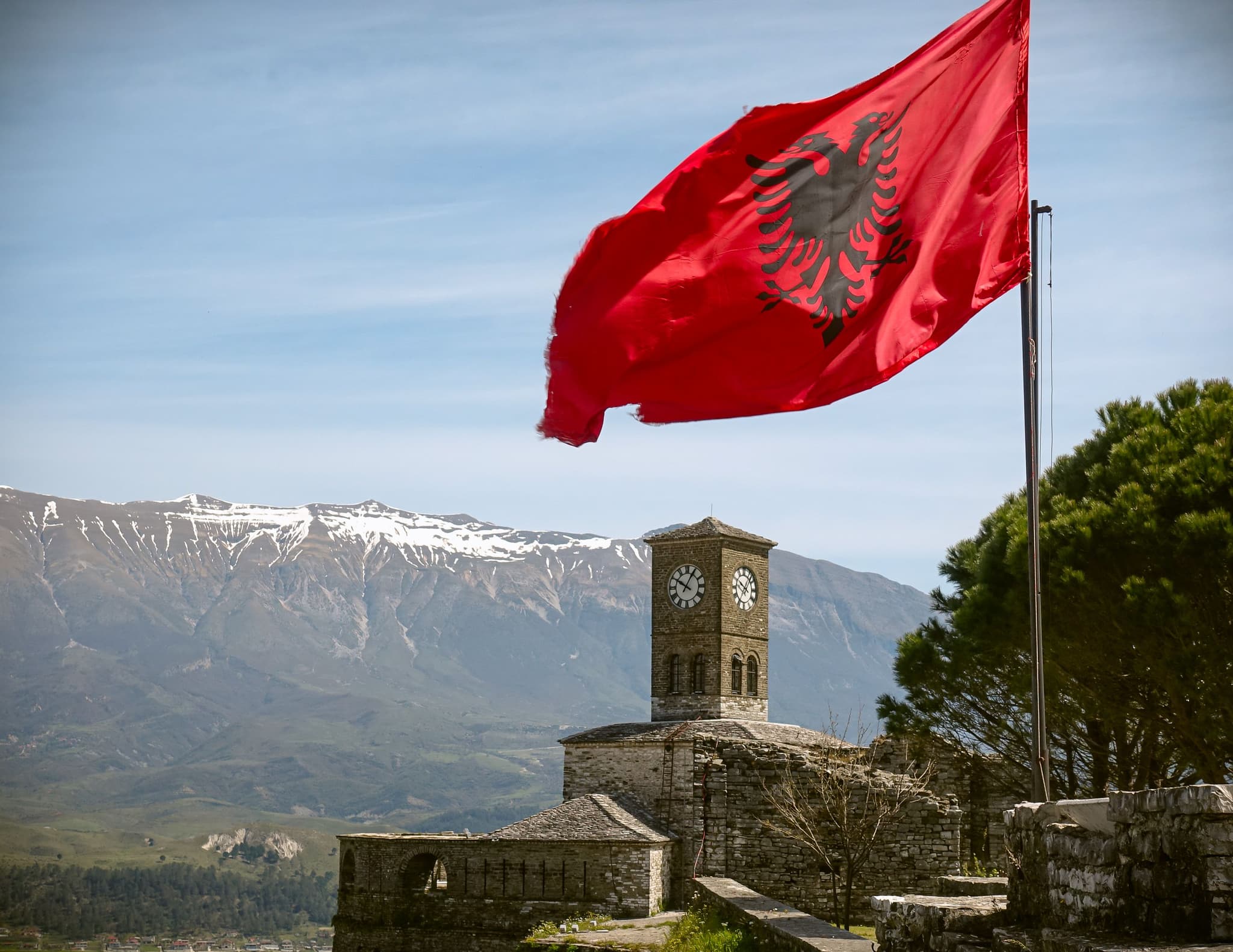 Arrivée à Tirana — transfert vers Gjirokastër