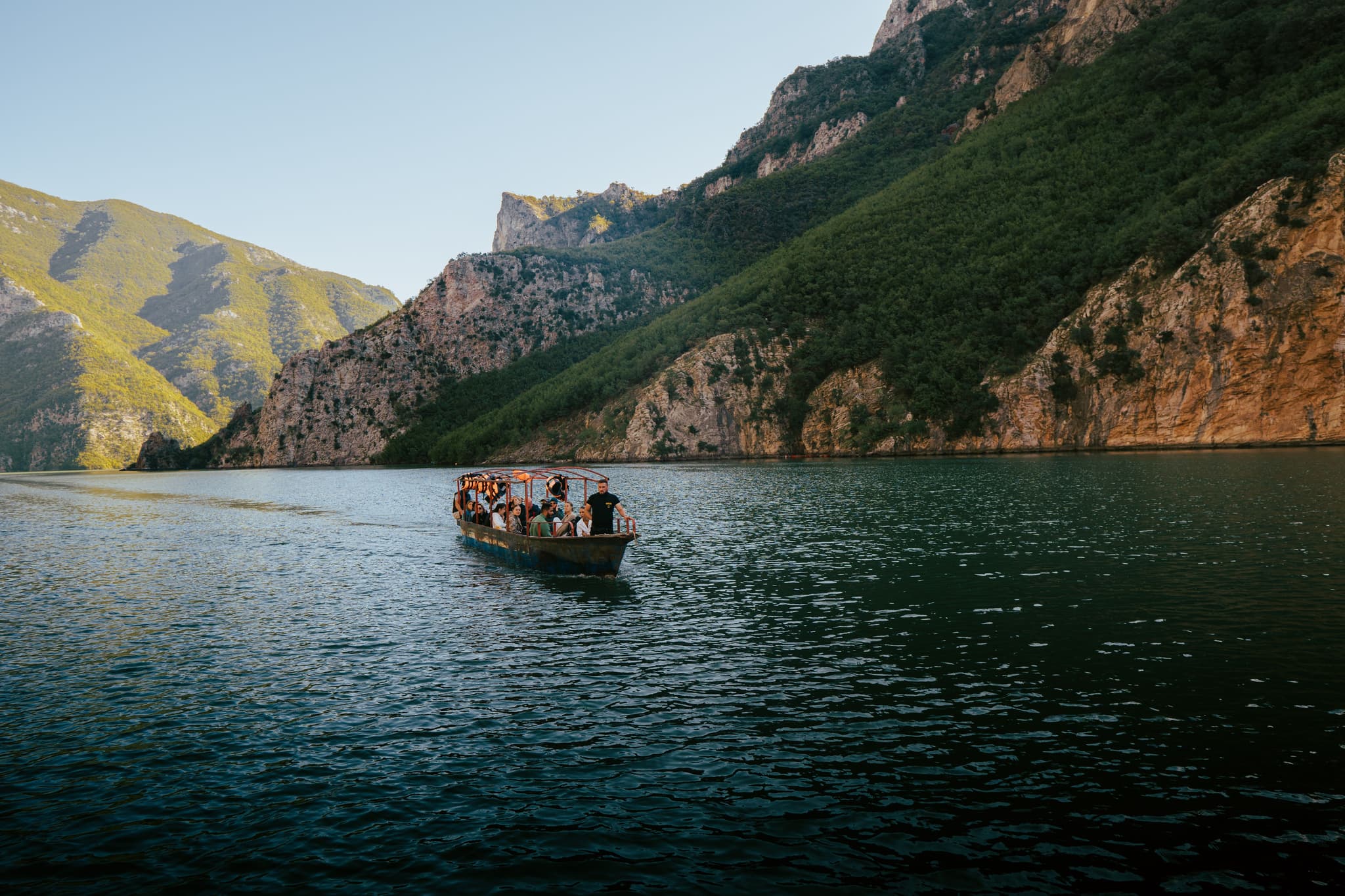 Le lac de Koman et les villages de montagne