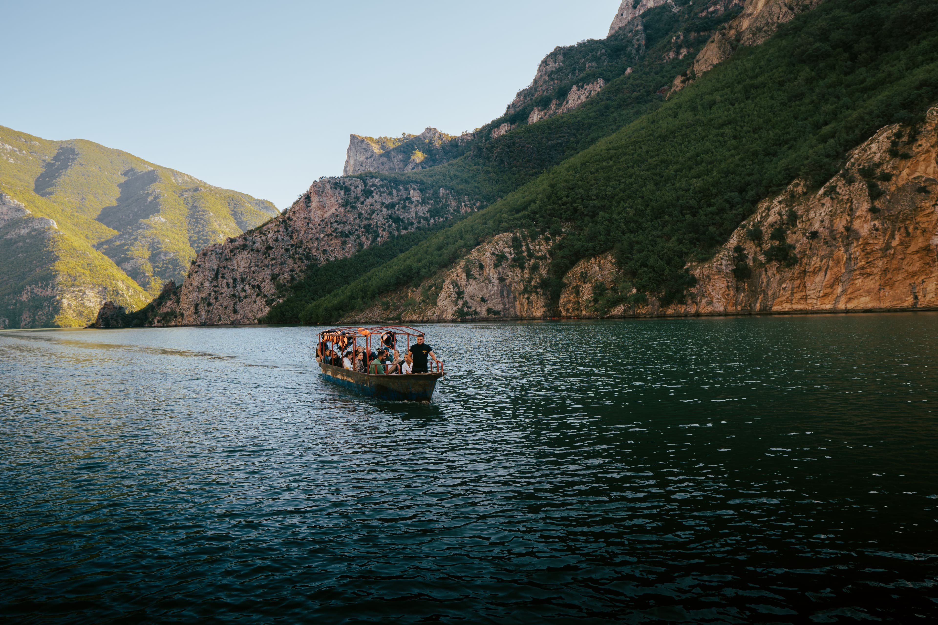Le lac de Koman et les villages de montagne